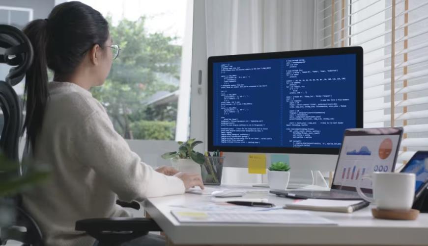云县软件开发公司实战建议：网站赋能，为何必须接入支持机器人？